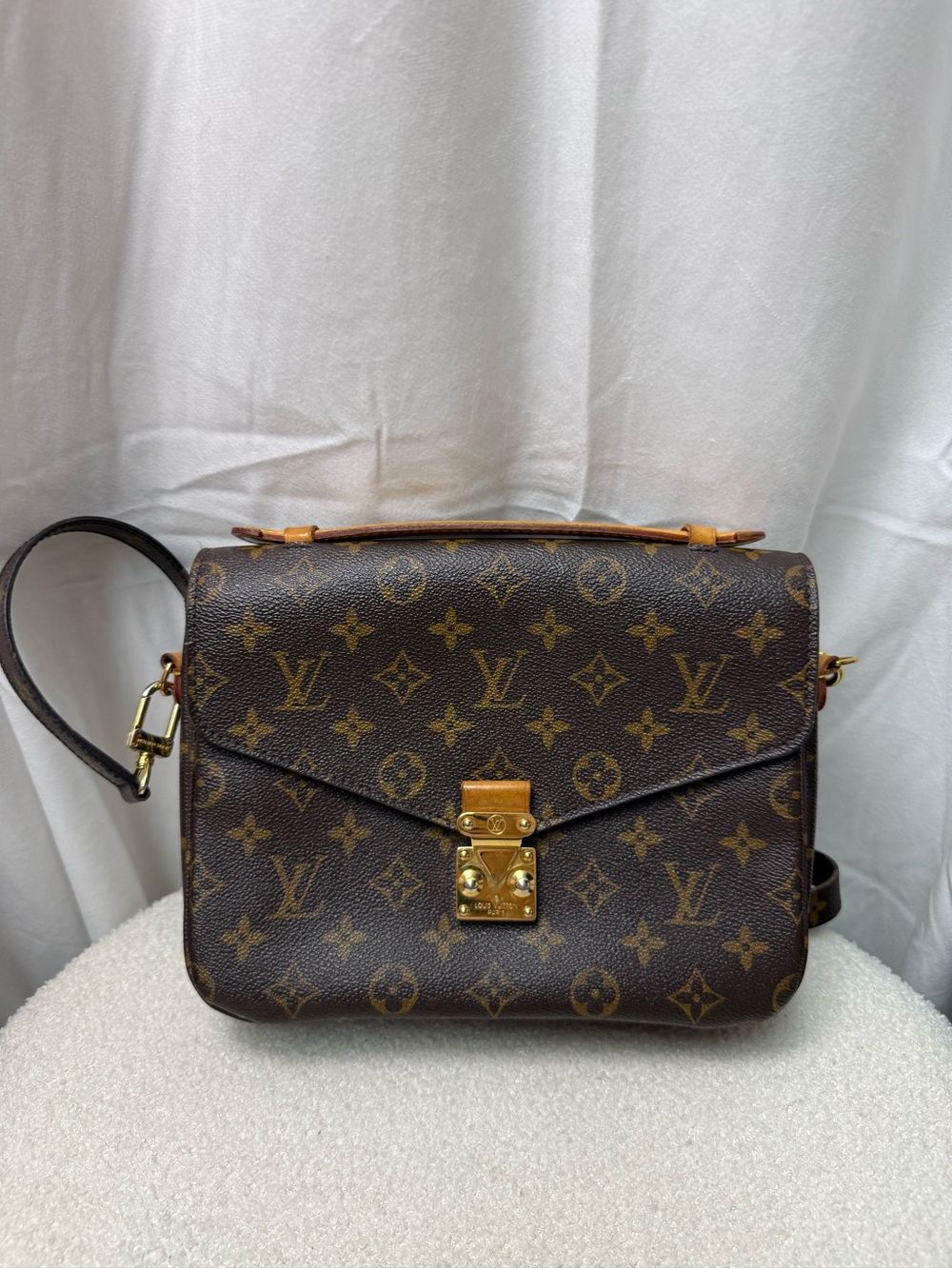 LOUIS VUITTON Monogram Pochette Metis